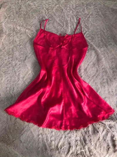 Camisón de satén rojo con encaje Victoria's Secret - miniatura 2