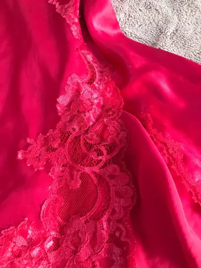 Camisón de satén rojo con encaje Victoria's Secret - miniatura 4