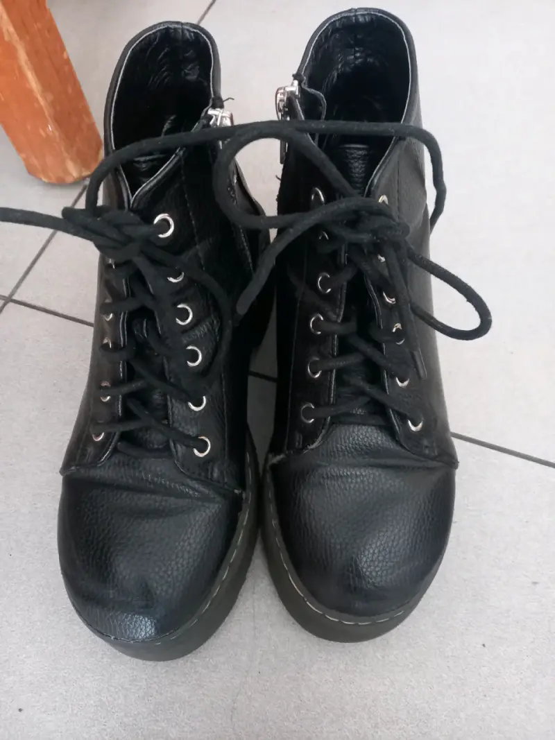 Botines negros de cuero con cordones - 1