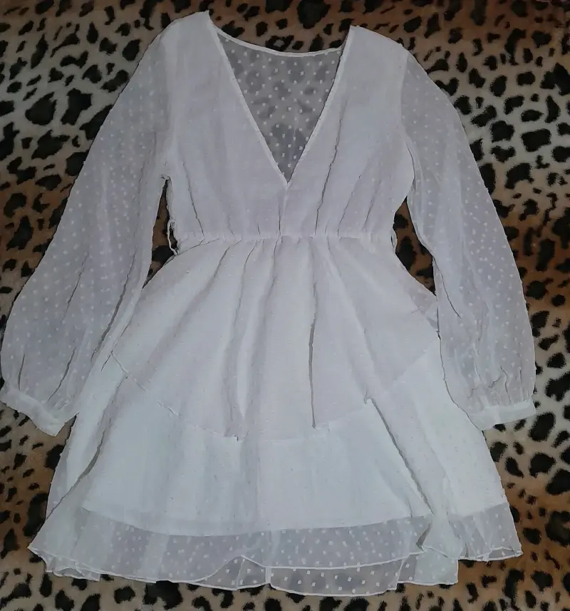 Vestido blanco con mangas largas y vuelo