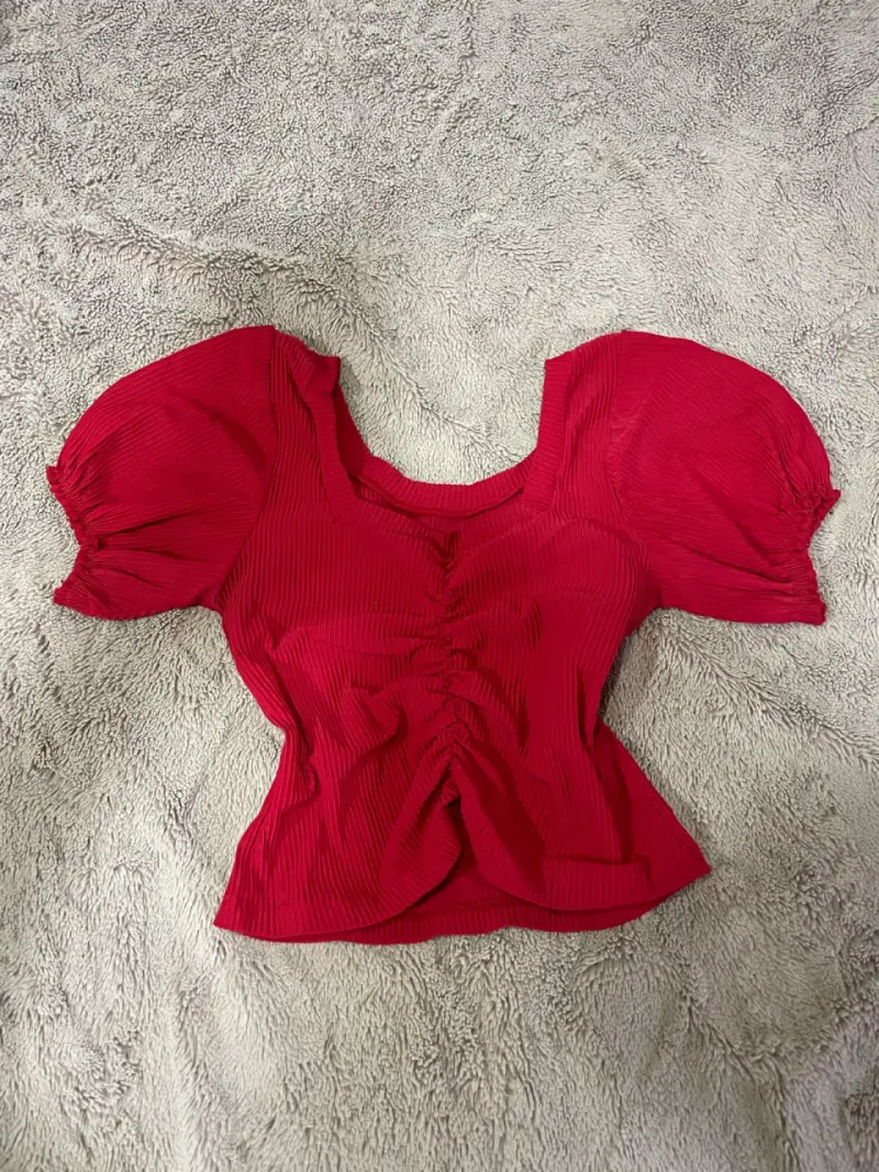 Blusa roja con mangas abullonadas