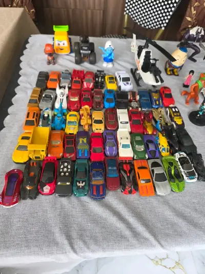Lote de autos y figuras de juguete variados - miniatura 1
