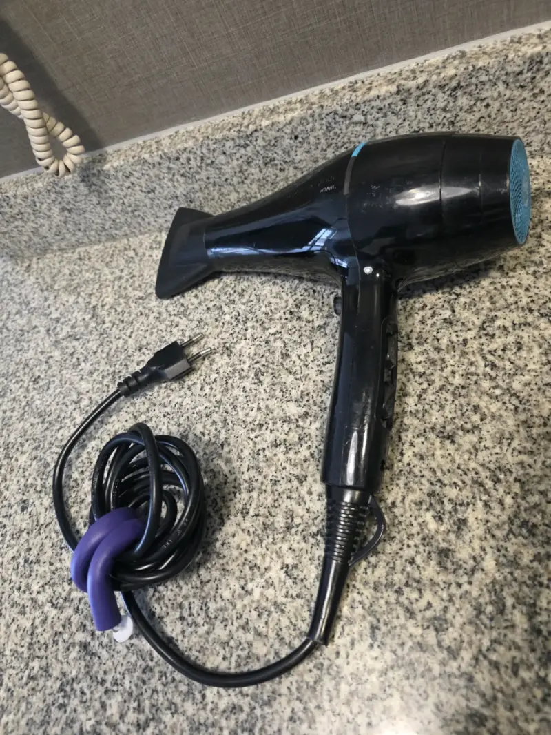 Secador de Pelo Negro con Detalles Azules - 1