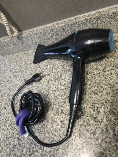 Secador de Pelo Negro con Detalles Azules - miniatura 1