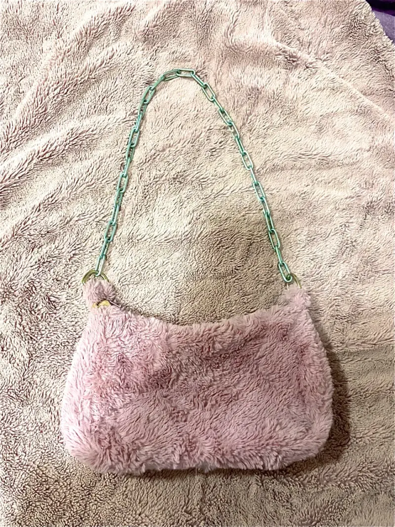 Cartera de peluche rosada con cadena
