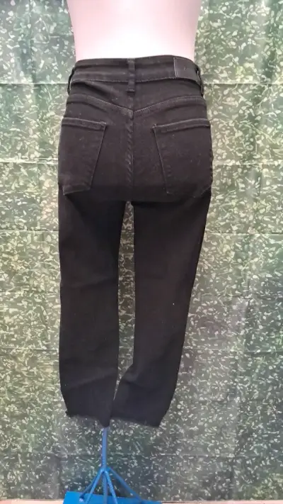 Pantalones de mezclilla negros para mujer - miniatura 2