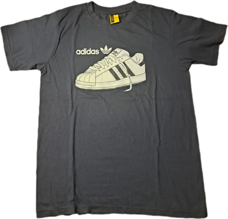 Polera negra Adidas con diseño de zapatilla