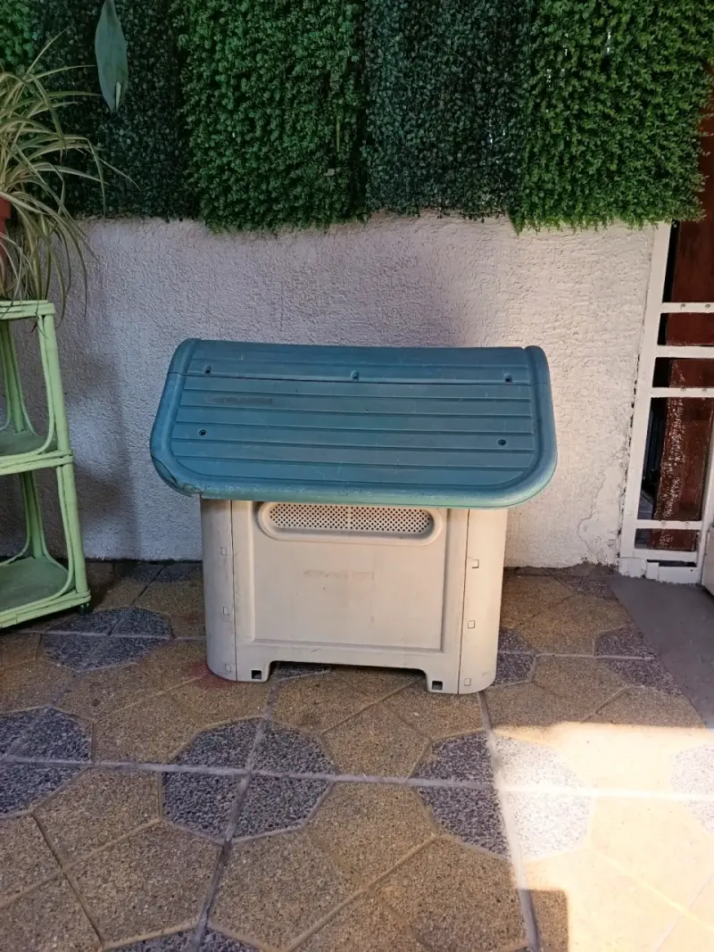 Caseta para perro de plástico resistente - 2