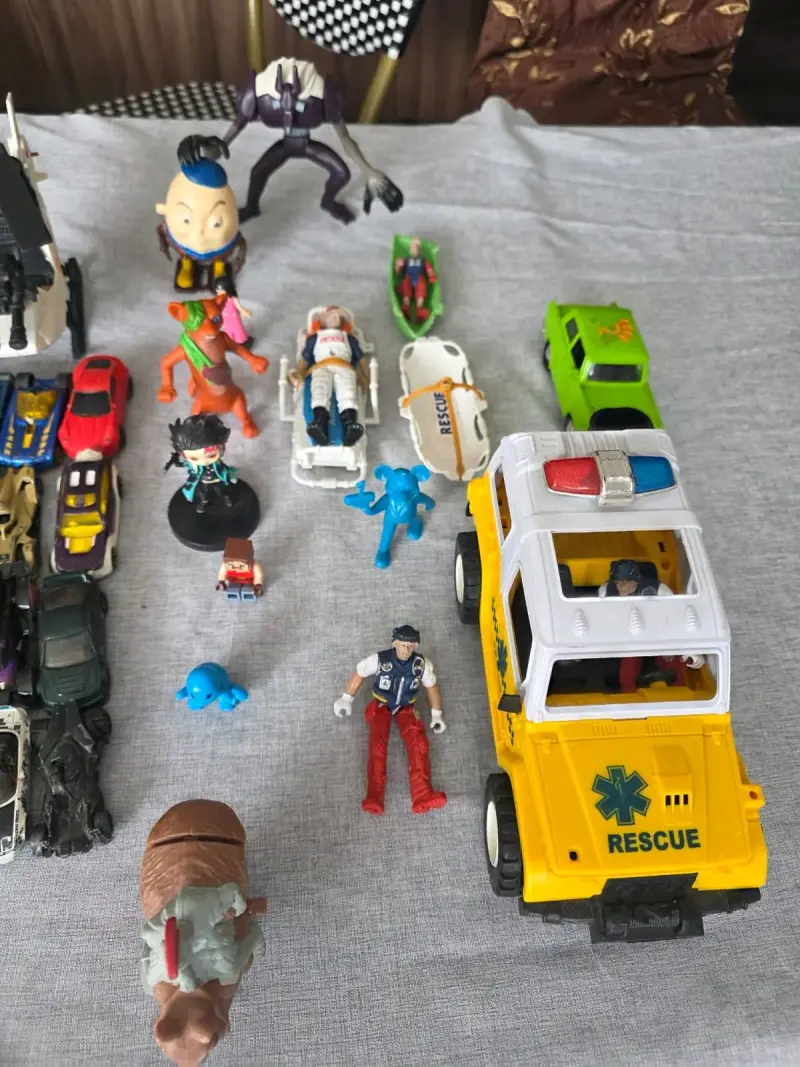 Lote de autos y figuras de juguete variados - 2