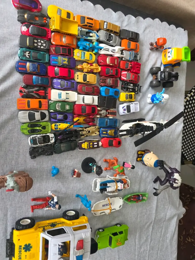 Lote de autos y figuras de juguete variados - 3