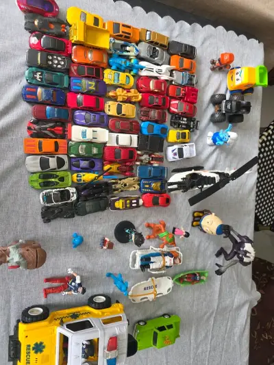 Lote de autos y figuras de juguete variados - miniatura 3