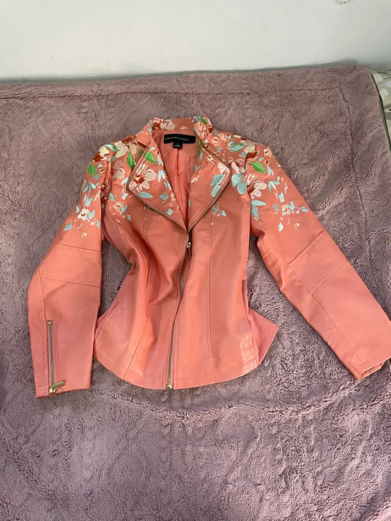 Chaqueta de cuero coral con bordados florales - 1
