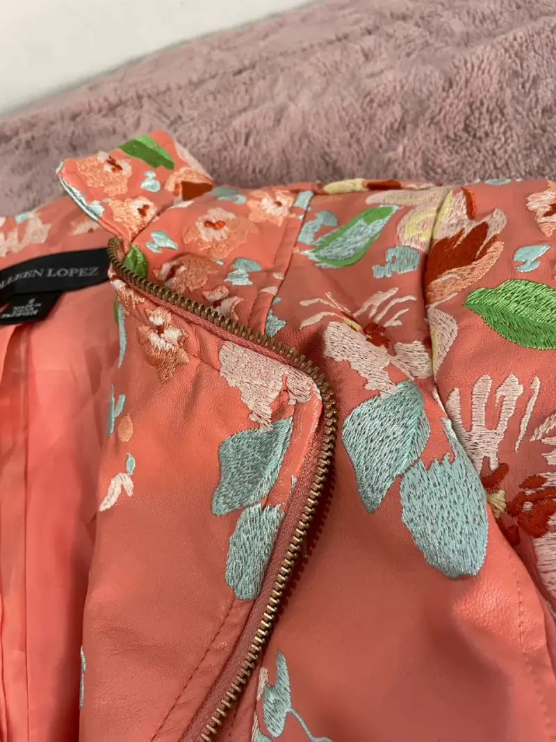 Chaqueta de cuero coral con bordados florales - 2