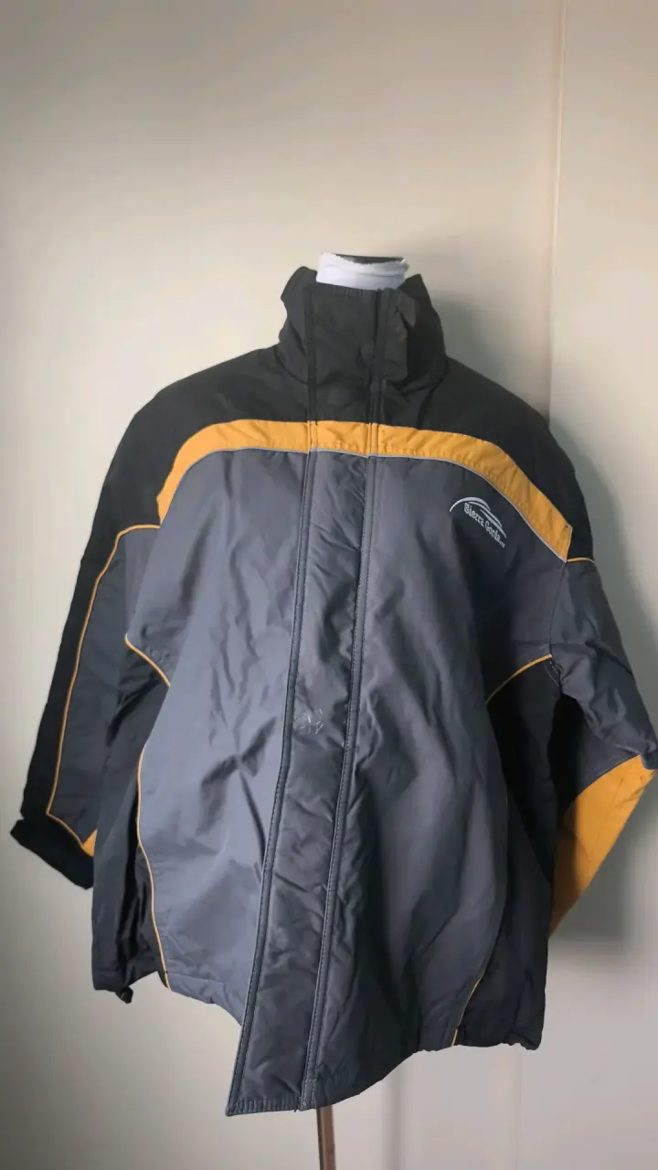 Chaqueta impermeable gris y amarilla