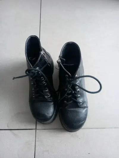 Botines negros de cuero con cordones - miniatura 1