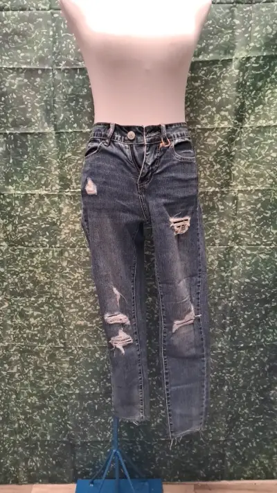 Jeans de mujer desgastados estilo casual - miniatura 1