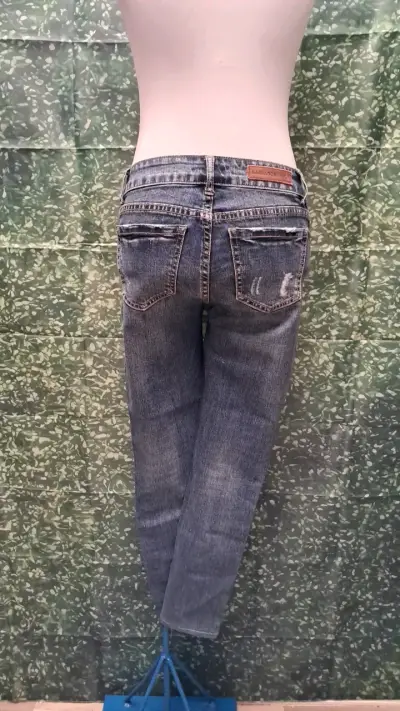 Jeans de mujer desgastados estilo casual - miniatura 2
