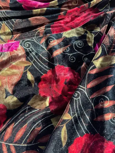 Blusa de terciopelo con estampado floral - miniatura 2