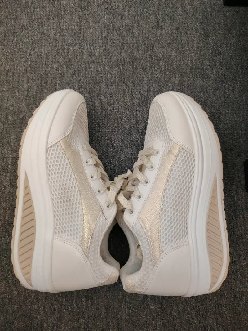 Zapatillas deportivas blancas con diseño de malla - 1