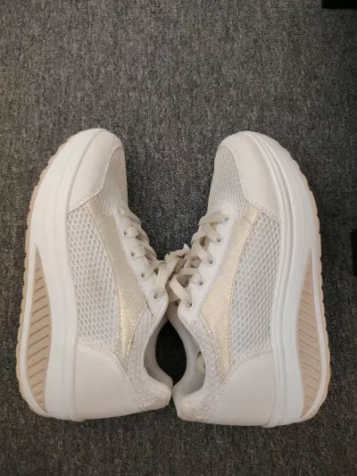 Zapatillas deportivas blancas con diseño de malla - miniatura 1