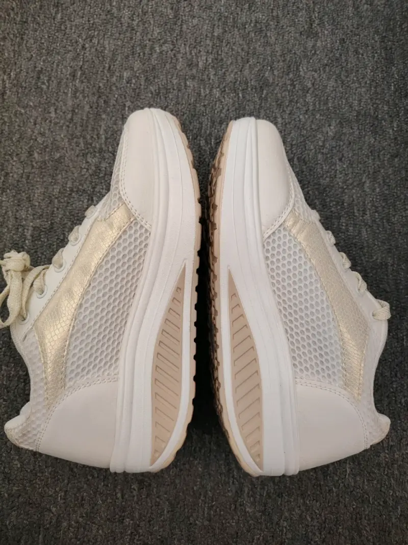 Zapatillas deportivas blancas con diseño de malla - 2