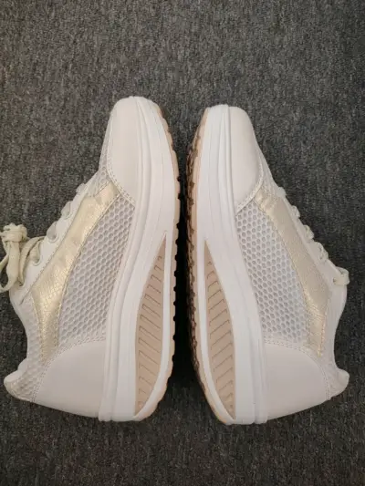 Zapatillas deportivas blancas con diseño de malla - miniatura 2