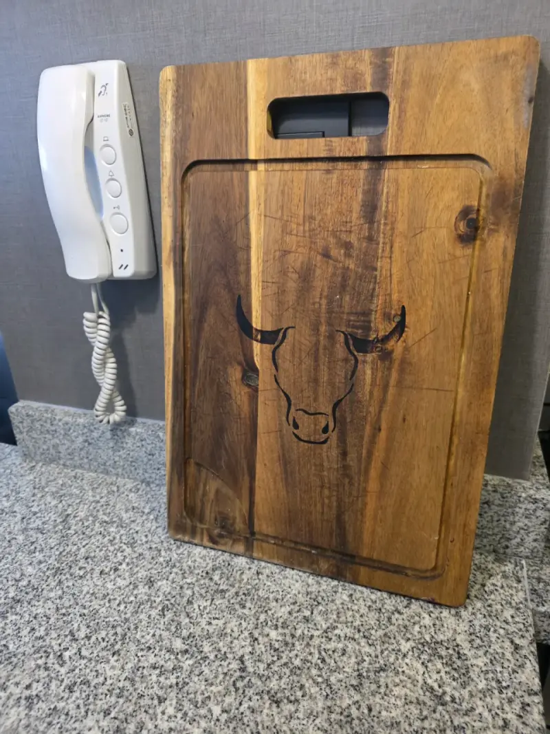 Tabla de cortar de madera con diseño de toro - 1