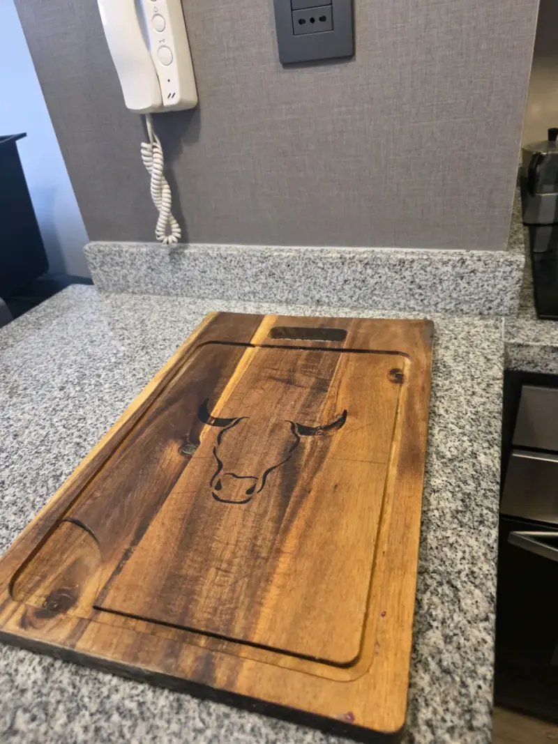 Tabla de cortar de madera con diseño de toro - 2