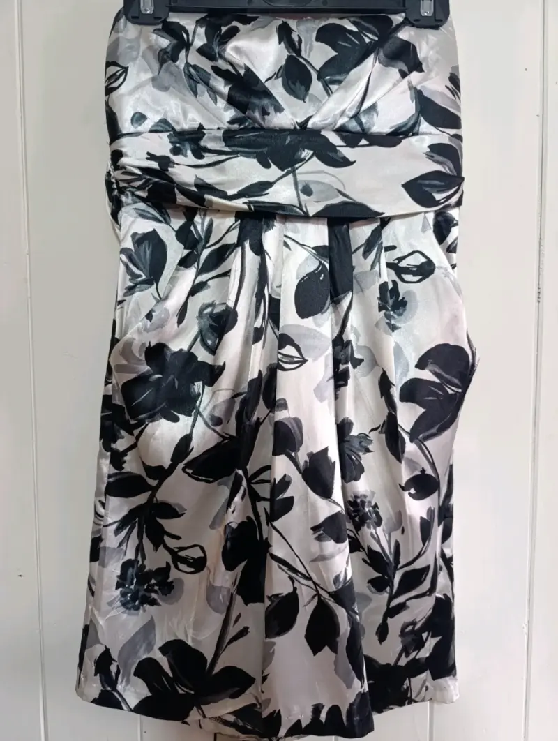Vestido strapless floral blanco y negro - 1