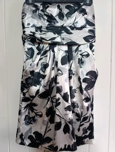 Vestido strapless floral blanco y negro - miniatura 1