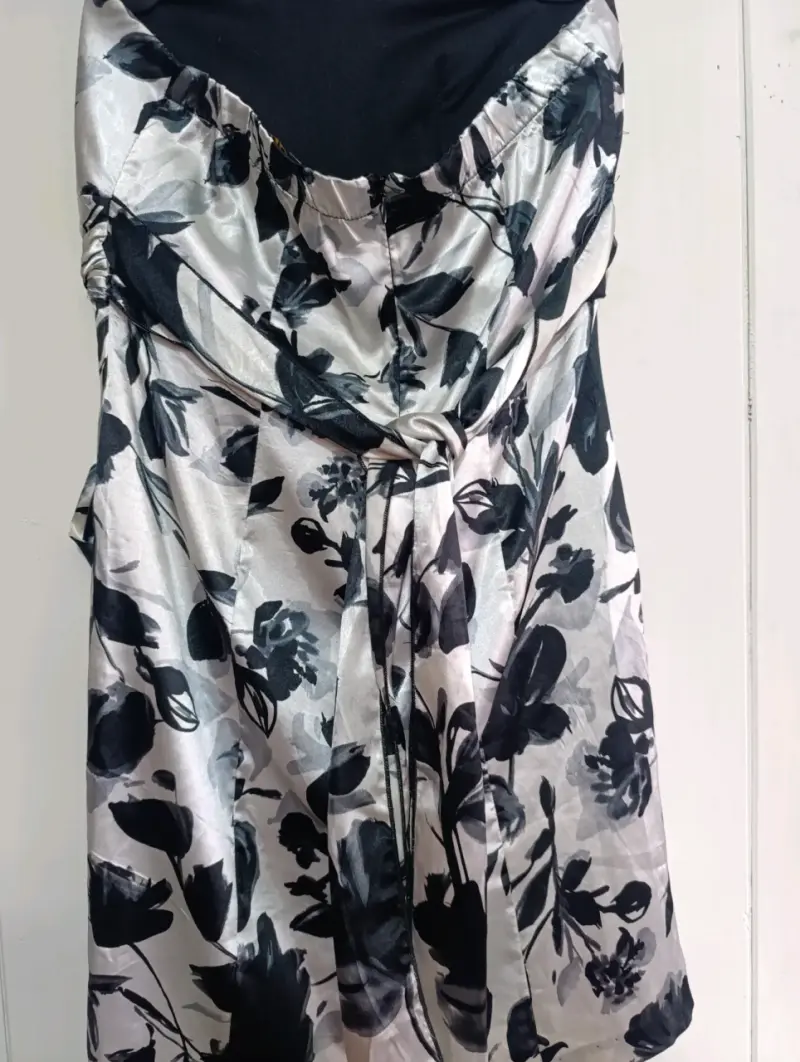 Vestido strapless floral blanco y negro - 2