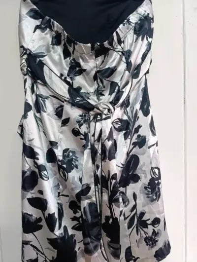 Vestido strapless floral blanco y negro - miniatura 2