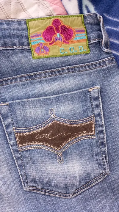 Jeans de mezclilla azul con bordado - miniatura 3