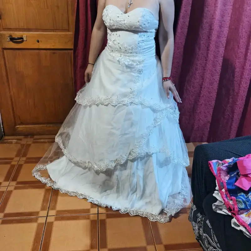 Vestido de novia blanco con encaje floral - 1