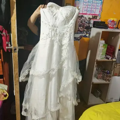 Vestido de novia blanco con encaje floral - miniatura 2