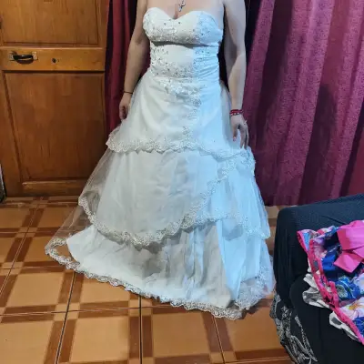 Vestido de novia blanco con encaje floral - miniatura 4