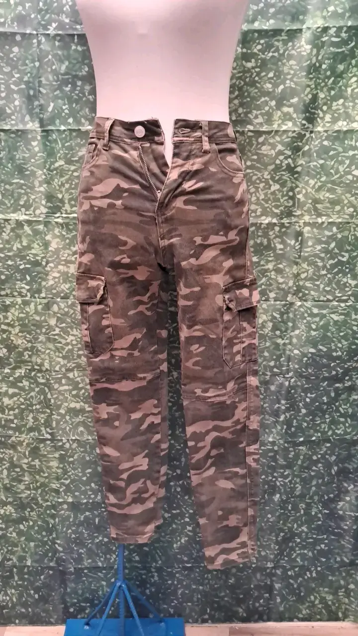 Pantalones cargo camuflados para mujer - 1