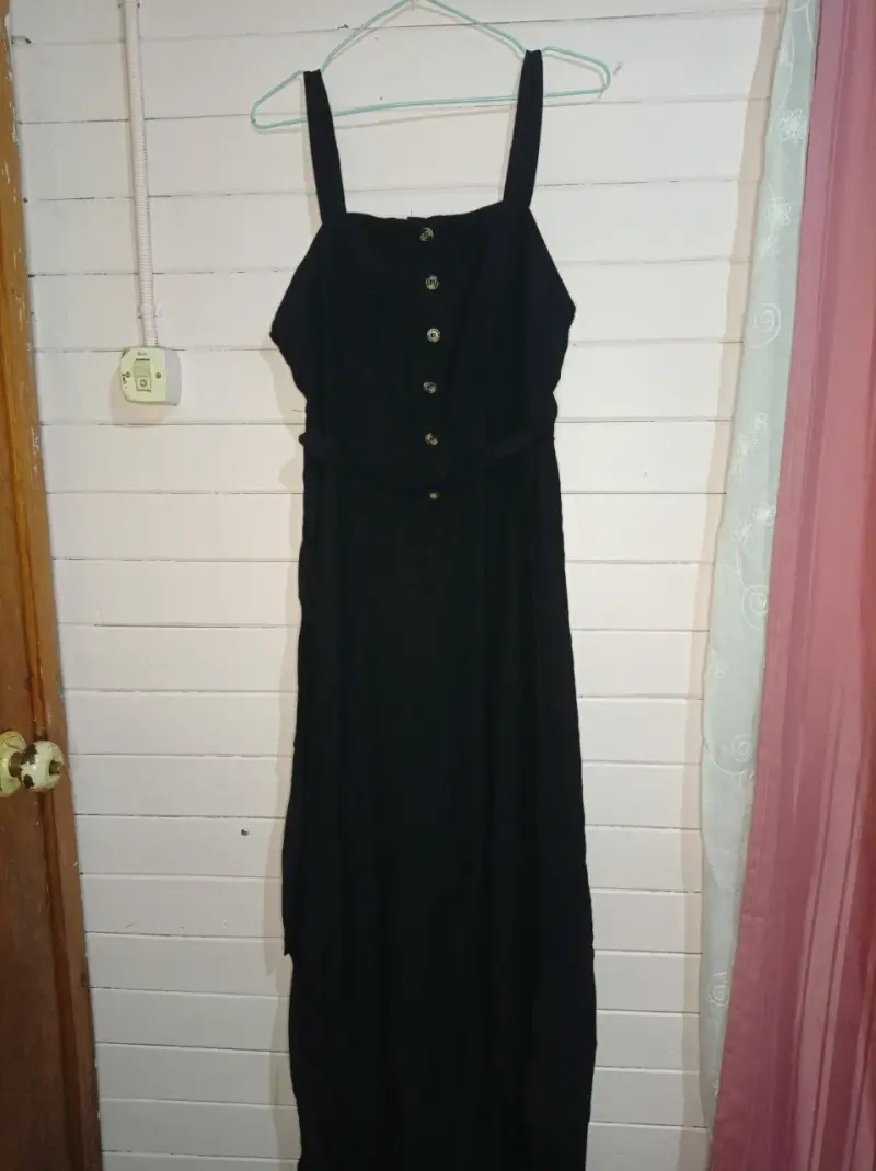 Vestido largo negro con tirantes - 1
