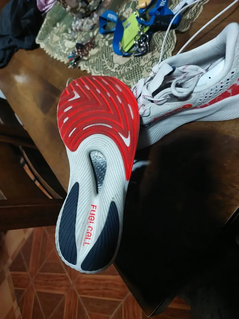 Zapatillas deportivas New Balance FuelCell blancas y rojas
