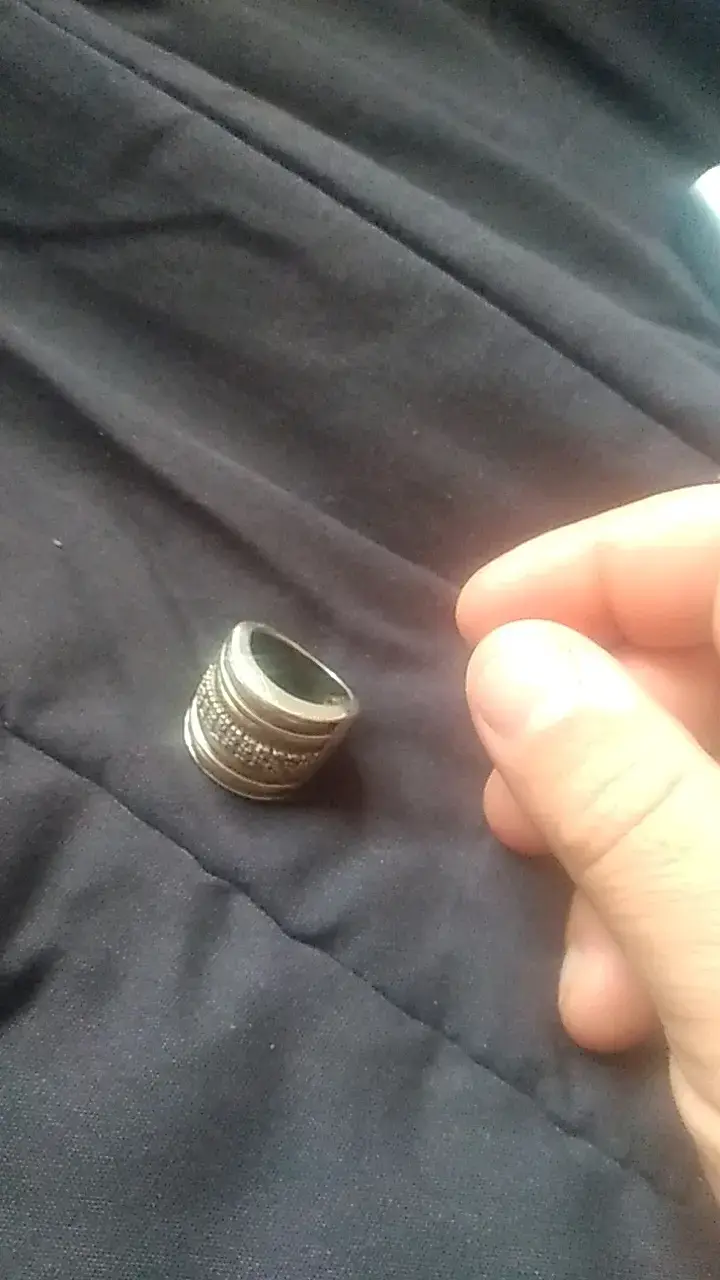 Anillo de plata con diseño artesanal