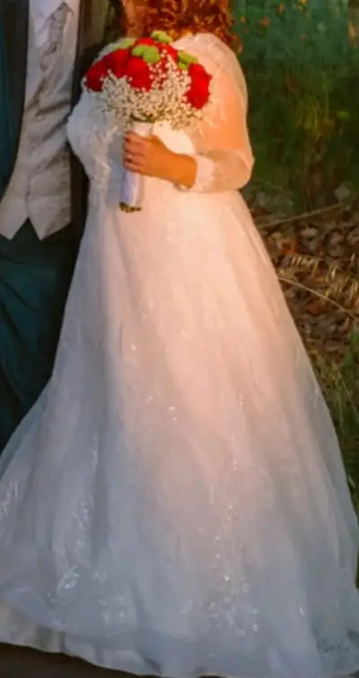 Vestido de novia blanco con encaje y cola larga - miniatura 1