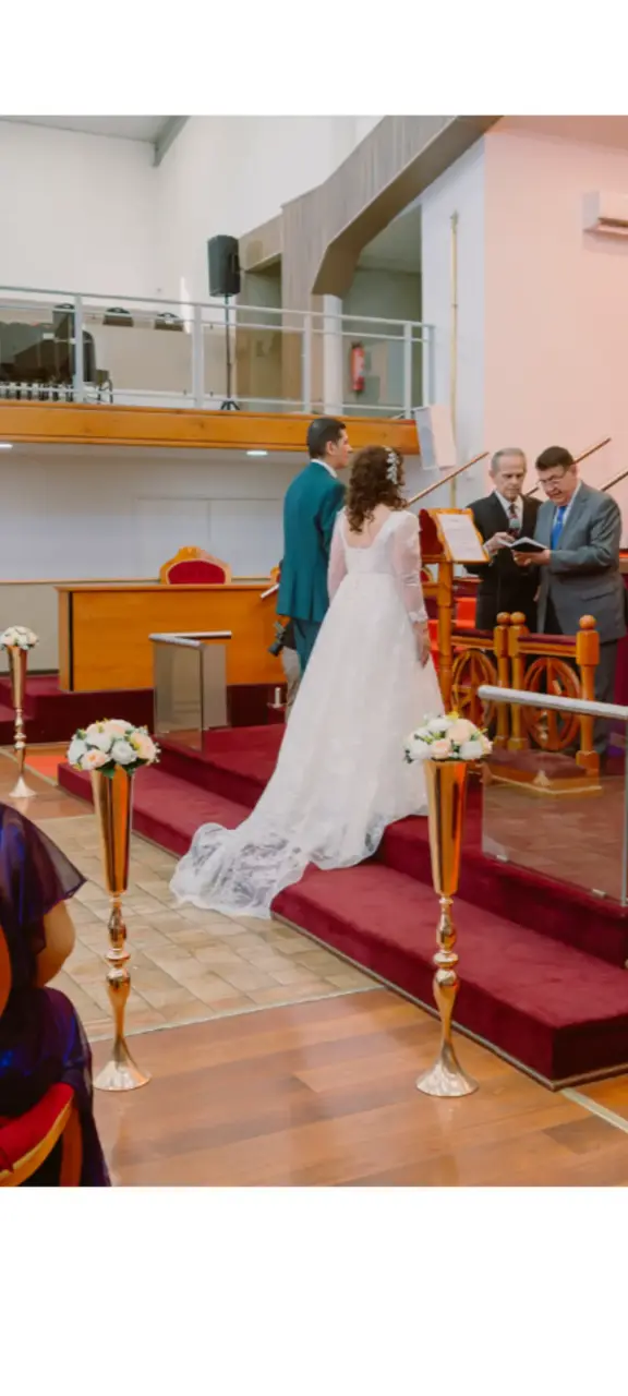 Vestido de novia blanco con encaje y cola larga - 2