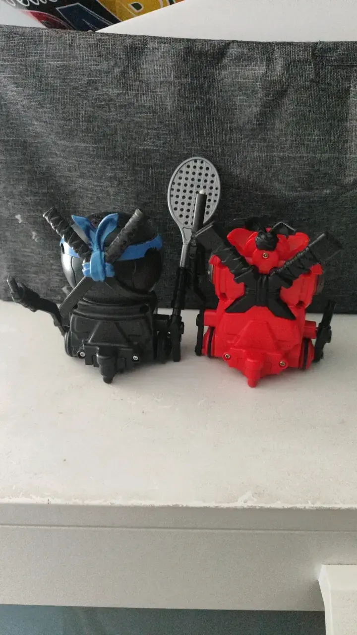 Figuras de acción robots ninja rojo y negro - 2
