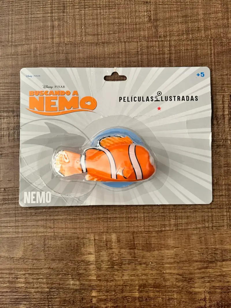 Libro ilustrado y figura de Buscando a Nemo - 4