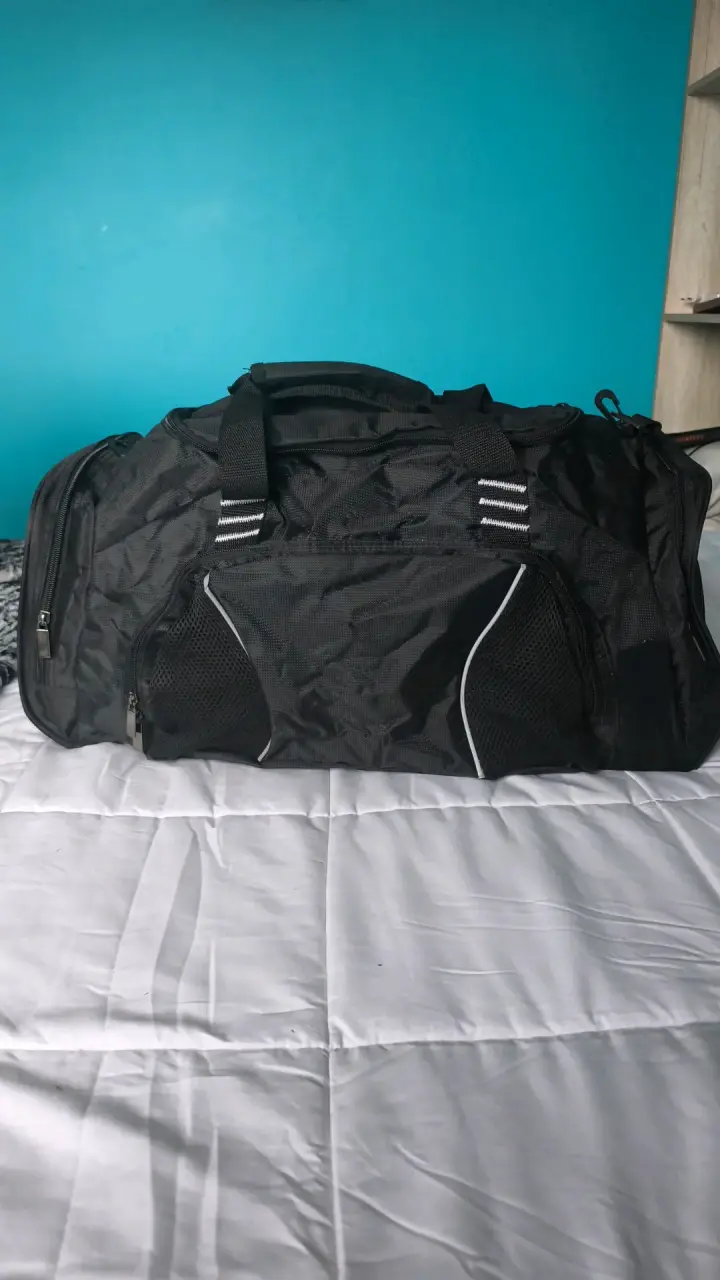 Bolso deportivo negro con múltiples compartimentos