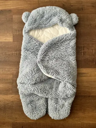 Saco de dormir para bebé celeste con gorro - miniatura 1
