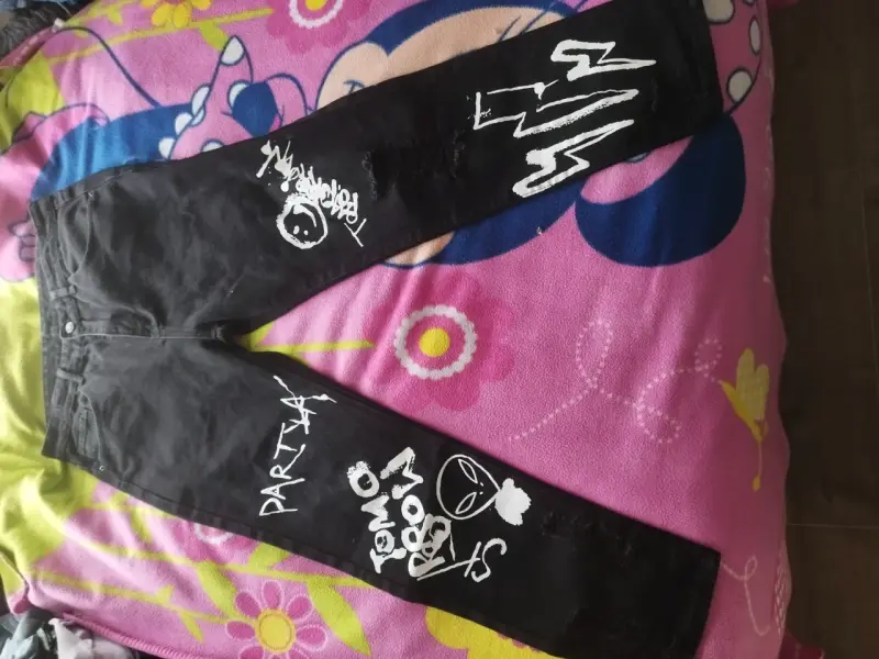 Pantalones negros con diseño gráfico