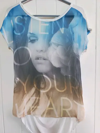 Polera estampada con diseño artístico - miniatura 1