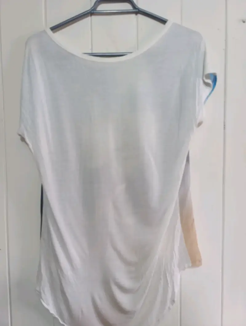 Polera estampada con diseño artístico - 2
