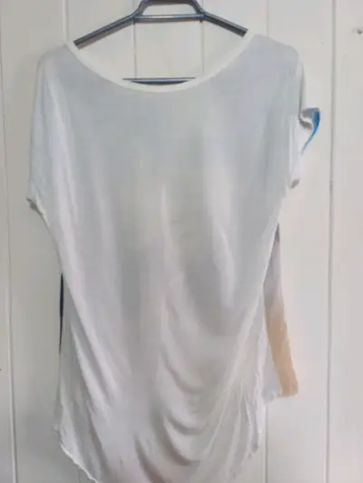 Polera estampada con diseño artístico - miniatura 2